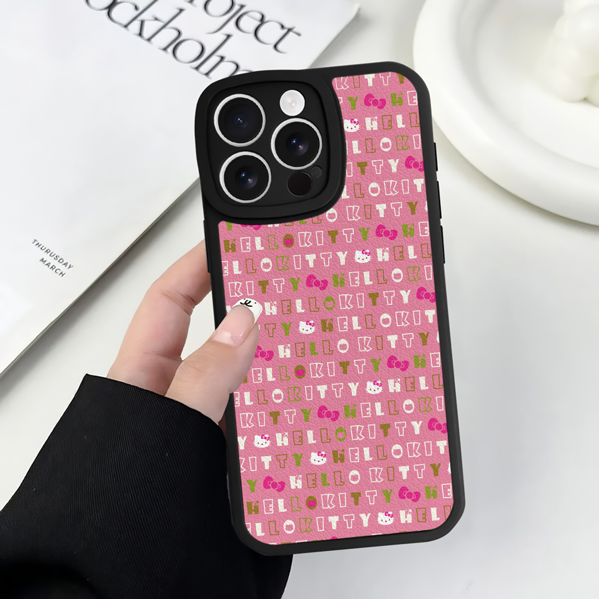 （画像用） Hello Kitty ハローキティ 【iPhone 16シリーズ対応】シリコンスマホケース（レザー調） 材質：シリコン
